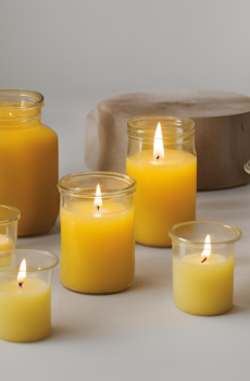 Velas teñidas de amarillo a la grasa